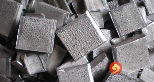 5月期鎳連續(xù)第三個月下跌，周四觸及去年6月來最低水準每噸8,810美元，今年迄今下跌12%，是跌幅最大的主要基本金屬。